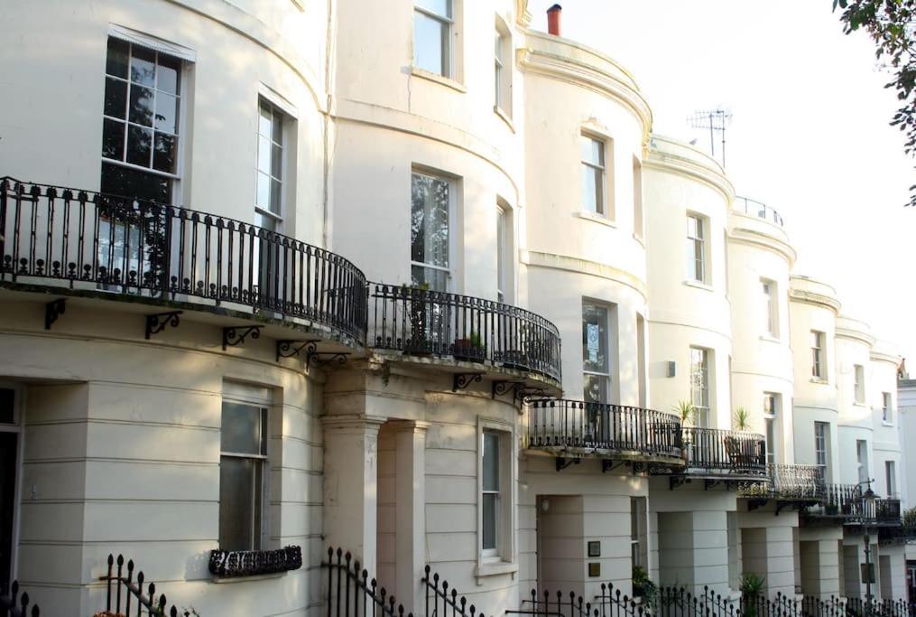 The Courtyard - Garden Flat Near Seafront Apartment