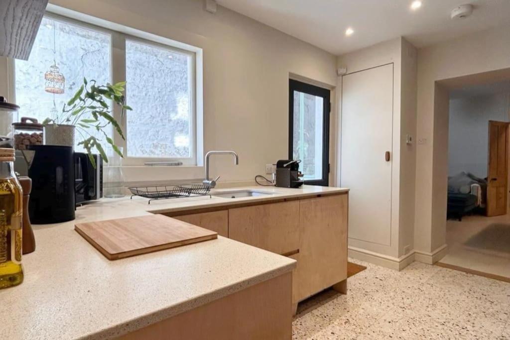 The Courtyard - Garden Flat Near Seafront Apartment