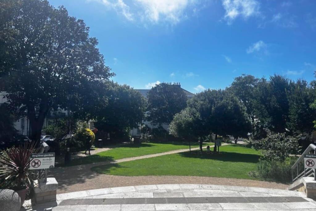 The Courtyard - Garden Flat Near Seafront Apartment *