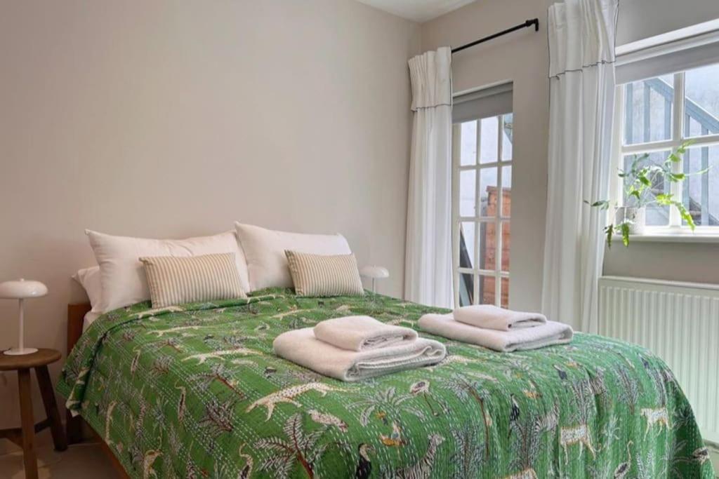 The Courtyard - Garden Flat Near Seafront Apartment