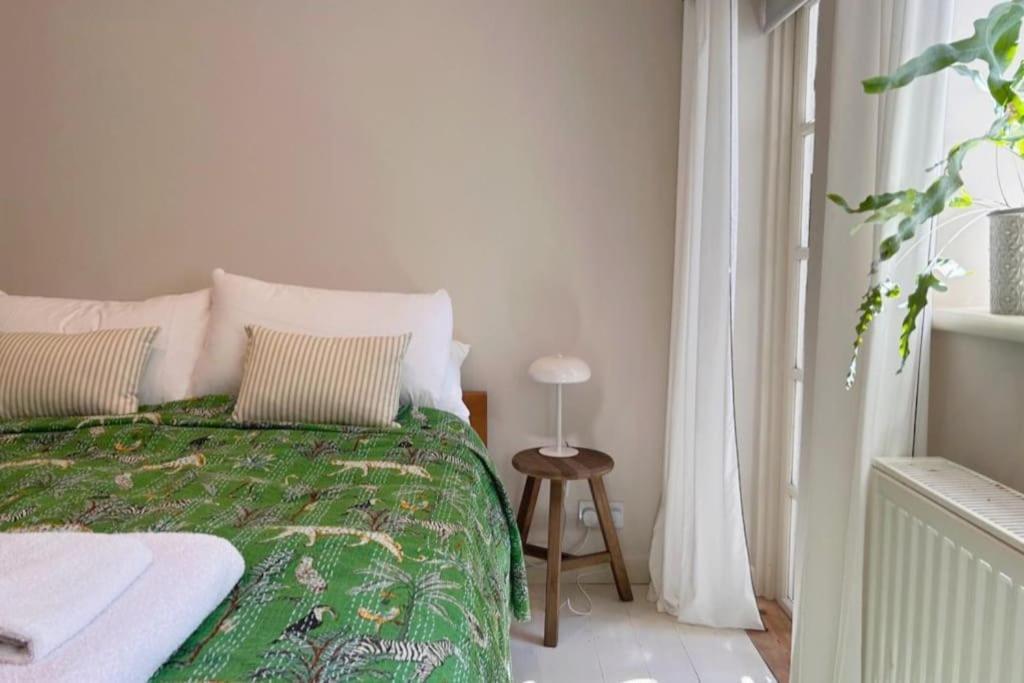 The Courtyard - Garden Flat Near Seafront Apartment