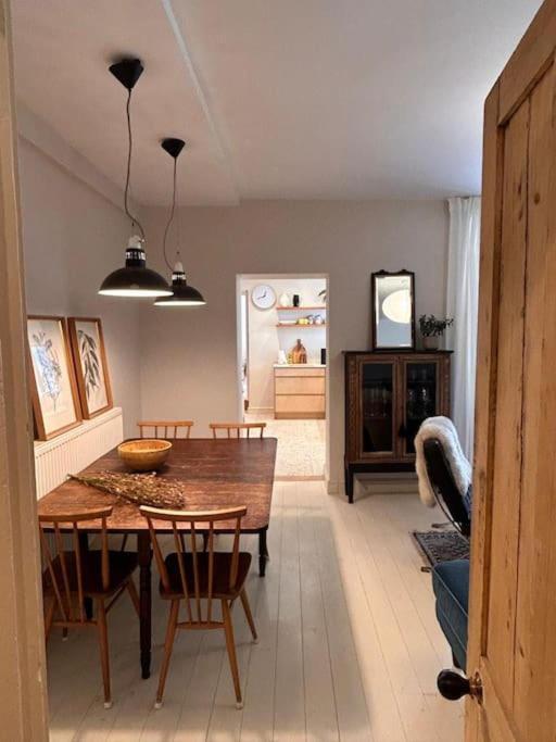 The Courtyard - Garden Flat Near Seafront *
